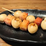 地鶏炭火焼 鶏扱説明所 - うずらとベーコンの燻製。