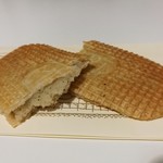 Méert Paris - 薄いしっとり生地と、シャリシャリ食感の砂糖やバニラビーンズ入り、まったり濃厚なバニラクリームがマッチ