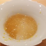 鮨 さかい - (01)のれそれ(高知県産)の甘酢ジュレ掛け
      柚子皮を削ってあり、甘酢ジュレは爽やかな味わい。
      のれそれは真穴子の稚魚、透明な身体らしく澄んだクリアな旨み。