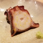 鮨 さかい - (02)真蛸（福岡県志賀島産）の桜煮
      産卵期は初夏～初秋、2度目の旬となる晩秋～冬は旨味が強くなります。
      柔らかくもしっかりとした弾力、そして旨み。
      青柚子の香りが喉から鼻に立ち登る様に薫ります。