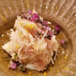 鮨 さかい - (03)毛蟹(北海道噴火湾産)、酢橘、柚子皮、紫蘇の花
      毛蟹の産卵期は晩秋～晩冬、秋～冬の毛蟹は味わいが濃くなり、コクがあります。
      酢橘、柚子皮、紫蘇の花と爽やかな薫りに包まれながら、楽しみました。