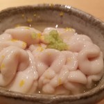 鮨 さかい - (05)真鱈(北海道根室産)の白子のお浸し
      コクのある白子の旨みをアッサリとした口当たりに仕上げてあり、優しい口溶けにほっと一息します。