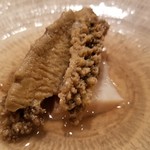 鮨 さかい - (06)蒸し黒鮑(佐賀県唐津産)
      禁漁期が解禁された直後の黒鮑は旬ほどの旨みはありませんが、初物らしい初々しさがあります
      8時間掛けて酒蒸しされ、強烈な旨みが押し寄せてきます。
      磯の香りも素晴らしい！