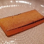 鮨 さかい - (08)自家製唐墨(大分県産)
      丁寧に塩抜きされた唐墨、炙ってあり芳ばしいです。
      表面に旨みが濃縮された汗が浮かび、味蕾を刺激します。
      そして微かな塩味もアクセントになっています。