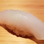 鮨 さかい - (11)障泥烏賊(佐賀県呼子産・2日寝かせ)
      産卵期は春～初夏、旬は初春～夏、寿命1年
      さかいサンで漬けでない障泥烏賊は初めて
      この日は塩で。
      少しの歯応えを残しつつ、しっかりした甘みを感じました。