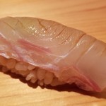 鮨 さかい - (12)鮃(福岡県糸島産)
      産卵期は冬～初夏、旬は秋～冬。
      いよいよ旬真っ只中、旨みと甘みが増してきました。
      シャリとのバランスが絶妙です♪