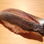 鮨 さかい - (14)鮗(熊本県天草産)
      産卵期は春。旬はそれぞれ、新子は初夏
      小鰭は鮗(コノシロ)の青年期の呼び名
      小鰭は夏、鮗は晩秋～晩冬、寿命3年
      塩振りと〆具合は旨みと香りのバランスが取れていて好きです