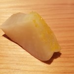 鮨 さかい - (15)べったら漬、青柚子掛け
      甘過ぎず爽やかです。
      少し舌をリセット。