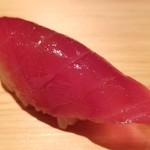 鮨 さかい - (16)本鮪赤身ヅケ(山口県萩産・167kg)
      日本近海の本鮪の産卵期は春～夏、旬は初秋～冬。
      赤身独特の風味とコクがあります。軽く漬けにされておりますが、酸味は仄かにあり、旨みが華やかです。
