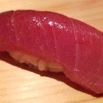 鮨 さかい - (17)中トロヅケ(山口県萩産・167kg)
      中トロの見た目は生の様にも見えますが軽く漬けてあります。
      人肌よりも温かめのシャリが、中トロの脂を活性化させ、すっと消えていきます。