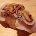 鮨 さかい - (20)煮蛤(千葉県九十九里産)
      産卵期は初夏～夏、旬は産卵前の春～初夏
      非常に柔らかく煮られた蛤は、仕上がりの良さで九十九里産を入れられているそう
      蛤の味わいもいいいですが、穏やかなツメが好み