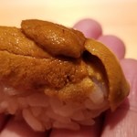 鮨 さかい - (22)北紫雲丹(北海道産)
      北紫雲丹の産卵期は秋、旬は春～夏
      大きな北紫雲丹がタップリ。贅沢！
      握っているのに雲丹の粒が潰れていません！
      シャリのほどけを楽しみ北紫雲丹の品のある甘みが口に拡がります