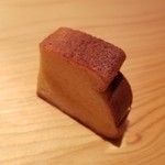 鮨 さかい - (25)玉(芝海老と大和芋の擂り身入り)
      芝海老と大和芋で、ふっくら&しっとりの焼き上がり、穏やかな甘さが印象的です。