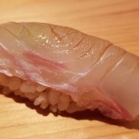 鮨 さかい - (12)鮃(福岡県糸島産)
                    産卵期は冬～初夏、旬は秋～冬。
                    いよいよ旬真っ只中、旨みと甘みが増してきました。
                    シャリとのバランスが絶妙です♪