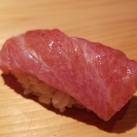 鮨 さかい - (18)大トロ(山口県萩産・167kg)
                    ネタは常温に戻されています。
                    シャリは人肌より温かく、より脂の旨みを感じる品。
                    薫り豊かで、とても美味しい。