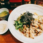 魚介系まぜそば専門店 魚がしそば - ★★★まぜそば 680円 アサリがふんだんに入っててほのかに魚介の香りがする。コスパはいいが、美味しくはない。むしろご飯を入れて雑炊風にしてからが、旨いと思った。