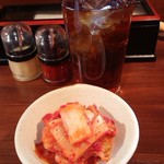 焼肉ふじ - ウーロン茶、白菜キムチ