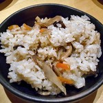 こう太 - キノコの土鍋炊き込みご飯（取り分けました）