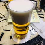 ビールスタンド重富 - 炭酸を逃がさないために泡を残して頂きます！美味いなー