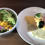 三井ガーデンホテル京橋 - 朝食ビュッフェ２０００円。サラダとテーブルサーブのオムレツ。オムレツはフワフワのトロトロで、生海苔を使ったクリームソースともマッチしていました（╹◡╹）