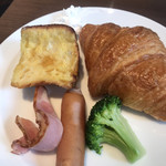 三井ガーデンホテル京橋 - 朝食ビュッフェ２０００円。フレンチトースト、メゾンカイザーのクロワッサン、洋のお総菜。焼きたてのパンが美味しい〜（╹◡╹）。おかずの種類は、本当に少ないですよ（笑）