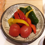 焼き鳥 平良 - トマトとパブリカきゅうりのピクルス
