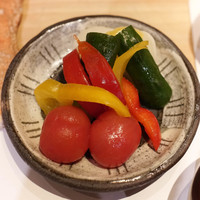 焼き鳥 平良 - トマトとパブリカきゅうりのピクルス