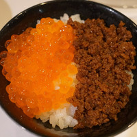 焼き鳥 平良 - ごはんに牛そぼろ、いくら