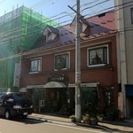 フランセ板屋 - お店の向かい側には専用駐車場があります