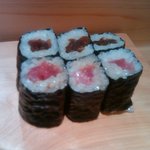 弁天山美家古寿司 - 握り12個に巻物がつきます。河童じゃなくてマグロです。