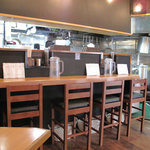 博多ラーメン一天門 - お一人様仕様のカウンター席メインの15席。キャナルシティ博多・櫛田神社・博多川端商店街・中洲に近いトコにあります。