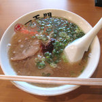 博多ラーメン一天門 - 赤ダレ入りラーメン580円。醤油豚骨ラーメンでしょうか。トンコツの風味を強く主張していないので食べやすい感。