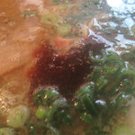 博多ラーメン一天門 - ラーメンの赤ダレ。ピリ辛の旨辛ダレでした。普通量でもそれほど辛くないというコトだったので普通量にしました。