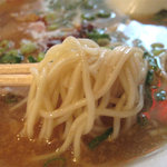 博多ラーメン一天門 - 麺は、ツルツルなめらか食感です。麺がコンニャク？！のヘルシーこんにゃくラーメンもあるそうです。