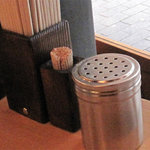 博多ラーメン一天門 - 卓上には紅しょうがや辛子高菜はありません。コショウボトルだと思ったものは、スリゴマでした。