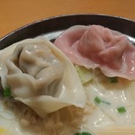 Su - 定番の肉わんたん（左）と海老わんたん（右）です