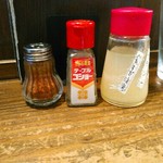 貝ガラ屋 - レモン汁や唐辛子粉。