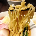 櫻井中華そば店 - 生姜醤油中華そばの麺リフトアップ