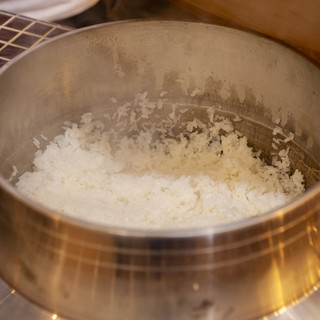 自慢のかまど炊きご飯と、職人技が光る炉端焼きをご堪能あれ！