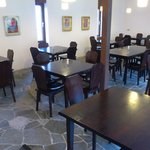 湧駒別食堂 神風井 - 落ち着いた感じの店内。