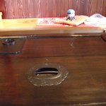 農家レストラン 土風里 - 蔵の扉をリフォームした机