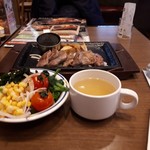 ステーキガスト - メインのステーキランチ+サラダバー1皿目+オニオンコーンスープ