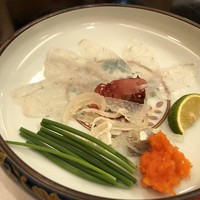 割烹 かじ 本店 - ふぐ刺しは5切れで切り置きなのか表面が少し乾いていたのが残念ですが、このお値段で付くのはいいですね。