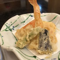 割烹 かじ 本店 - 天ぷらは揚げたてで「海老」「人参」「蓮根」「しし唐」など。天つゆが添えられています。 「ふぐ」入りとメニューに書かれてますが、小さな切り身の品がそうだったのかしら。