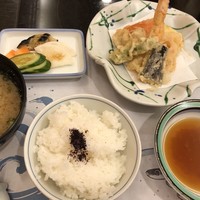 割烹 かじ 本店 - 「天麩羅」「ご飯」「虎魚のお味噌汁」「香の物」など。