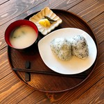 Cafe roi mimi - カラダに優しい塩を使った混ぜご飯のおにぎり。