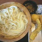 丸亀製麺 - 釜揚 （大・380円）＋天ぷら・おにぎり