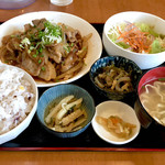 めし屋ひろし - ＊豚の生姜焼定食（¥680）
（ご飯・そば・サラダ・小鉢2種・漬物）