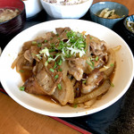 めし屋ひろし - ・生姜焼きは豚肉もタマネギもたっぷり