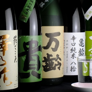 日本酒は各銘酒を、ワインは常時10種類ご用意しております。